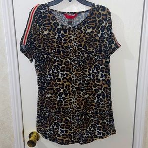 🔵 2 SHIRTS! HOT KISS! & BAE CITY Simply T shirt